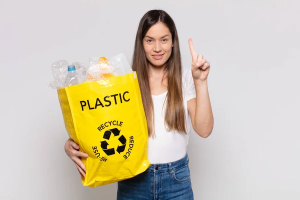 Mooie Vrouw Glimlachen Kijken Vriendelijk Tonen Nummer Een Eerste Met — Stockfoto