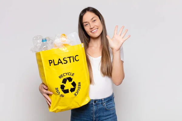 Mooie Vrouw Glimlachen Kijken Vriendelijk Tonen Nummer Vijf Vijfde Met — Stockfoto