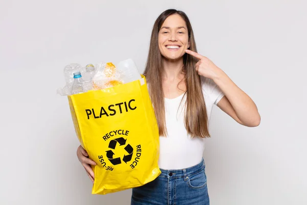 Hübsche Frau Lächelt Selbstbewusst Und Zeigt Auf Ihr Eigenes Breites — Stockfoto