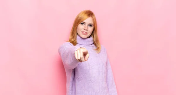 Rote Kopf Hübsche Frau Zeigt Die Kamera Mit Einem Zufriedenen — Stockfoto