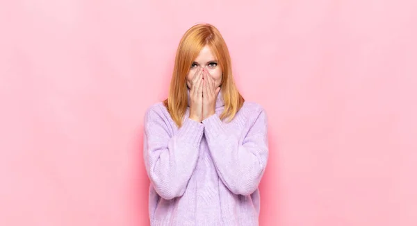 Roter Kopf Hübsche Frau Die Glücklich Fröhlich Glücklich Und Überrascht — Stockfoto