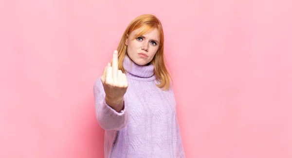 Cabeça Vermelha Mulher Bonita Sentindo Raiva Irritado Rebelde Agressivo Lançando — Fotografia de Stock