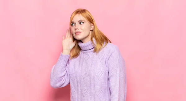 Roter Kopf Hübsche Frau Lächelt Schaut Neugierig Zur Seite Versucht — Stockfoto