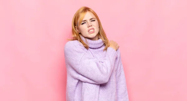 Rousse Jolie Femme Sentant Fatiguée Stressée Anxieuse Frustrée Déprimée Souffrant — Photo