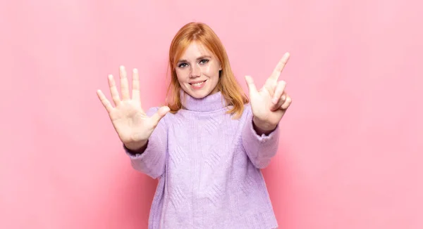 Rote Kopf Hübsche Frau Lächelt Und Sieht Freundlich Zeigt Zahl — Stockfoto