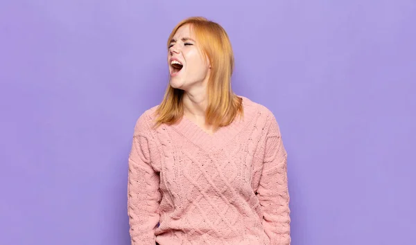 Red Head Pretty Woman Screaming Furiously Shouting Aggressively Looking Stressed — Stock Photo, Image