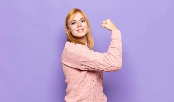 Cabeza Roja Bonita Mujer Sintiéndose Feliz Satisfecho Poderoso Ajuste Flexible —  Fotos de Stock