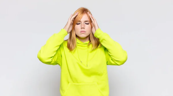 Rött Huvud Vacker Kvinna Ser Koncentrerad Omtänksam Och Inspirerad Brainstorming — Stockfoto