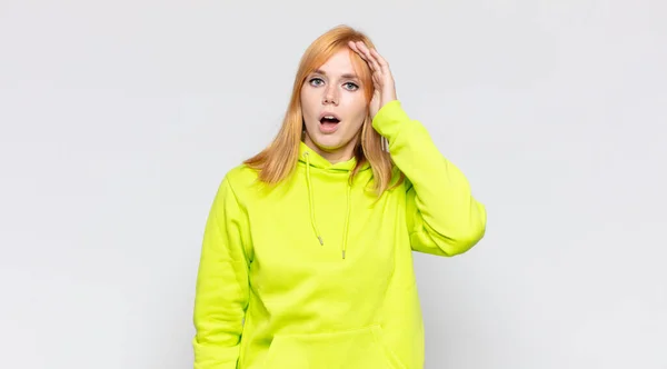 Cabeza Roja Bonita Mujer Mirando Feliz Asombrado Sorprendido Sonriendo Realizando —  Fotos de Stock