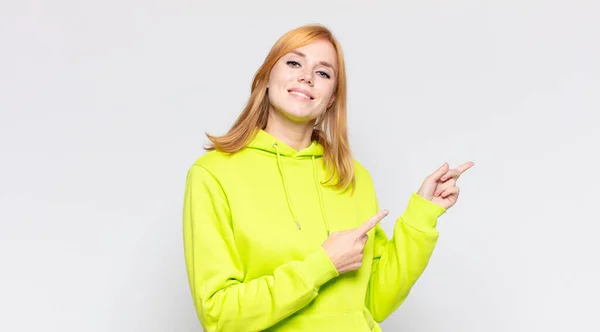 Cabeça Vermelha Mulher Bonita Sorrindo Feliz Apontando Para Lado Para — Fotografia de Stock