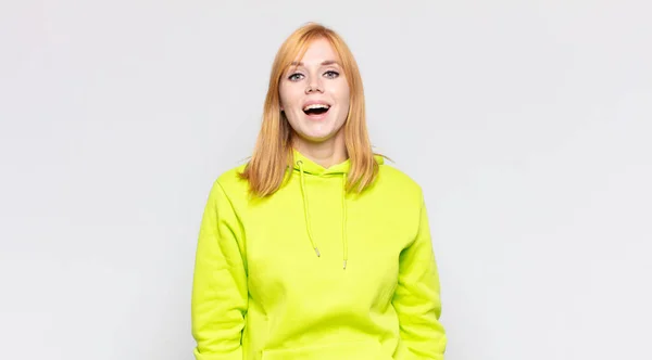 Vakker Rødhåret Kvinne Med Stort Vennlig Bekymringsløst Smil Ser Positiv – stockfoto