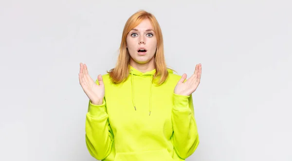 Red Head Pretty Woman Looking Shocked Astonished Jaw Dropped Surprise — Stock Photo, Image