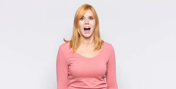 Kızıl Saçlı Güzel Kadın Korkmuş Şok Olmuş Hissediyor Ağzı Açık — Stok fotoğraf