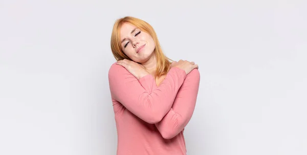 Cabeza Roja Bonita Mujer Sintiéndose Enamorada Sonriendo Abrazándose Abrazándose Misma — Foto de Stock