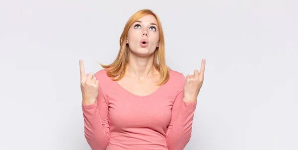 Red Head Pretty Woman Feeling Awed Open Mouthed Pointing Upwards — Stock Photo, Image