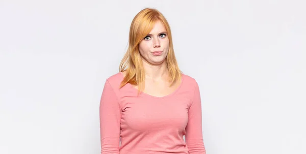 Cabeza Roja Bonita Mujer Sintiéndose Confundida Dudosa Preguntándose Tratando Elegir —  Fotos de Stock