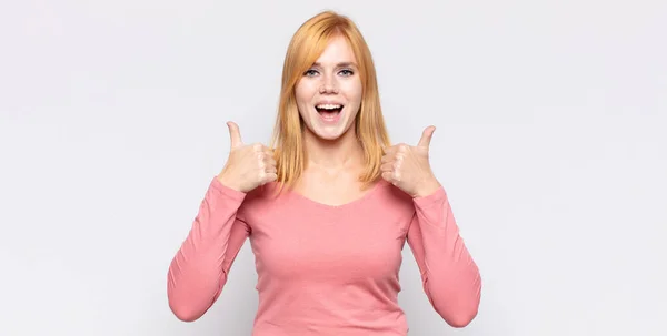 Cabeça Vermelha Mulher Bonita Sorrindo Amplamente Olhando Feliz Positivo Confiante — Fotografia de Stock