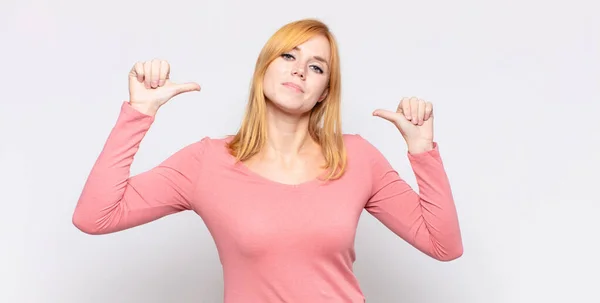 Roter Kopf Hübsche Frau Die Stolz Arrogant Und Selbstbewusst Ist — Stockfoto