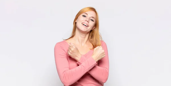 Cabeza Roja Bonita Mujer Sonriendo Alegremente Celebrando Con Los Puños — Foto de Stock