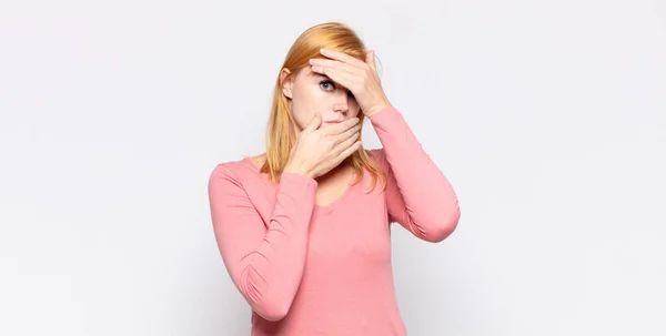 Cabeza Roja Bonita Mujer Cubriendo Cara Con Ambas Manos Diciendo — Foto de Stock