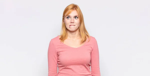 Red Head Pretty Woman Feeling Clueless Confused Uncertain Which Option — Stock Photo, Image