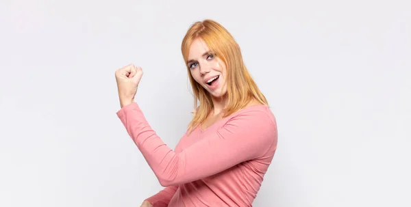 Rood Hoofd Mooi Vrouw Gevoel Gelukkig Tevreden Krachtig Flexing Fit — Stockfoto