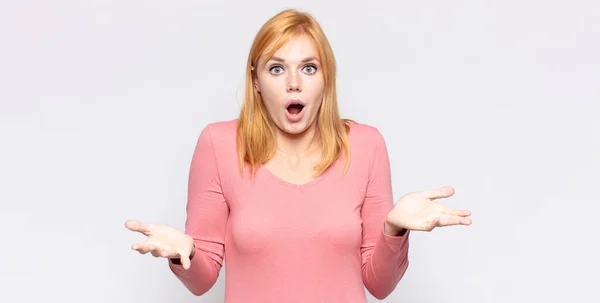 Rote Kopf Hübsche Frau Fühlt Sich Extrem Schockiert Und Überrascht — Stockfoto