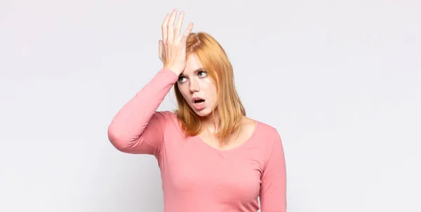 Red Head Pretty Woman Raising Palm Forehead Thinking Oops Making — Foto Stock