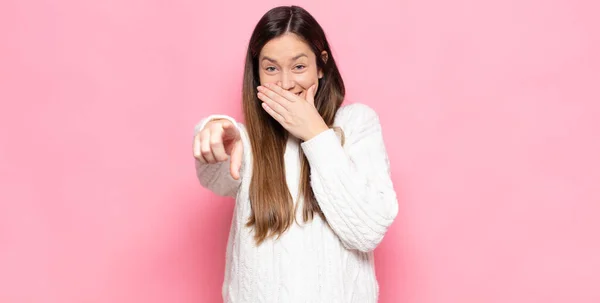 Jong Mooi Vrouw Lachen Naar Wijzend Naar Camera Het Maken — Stockfoto