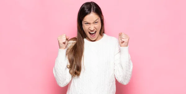 Junge Hübsche Frau Ist Schockiert Aufgeregt Und Glücklich Lacht Und — Stockfoto