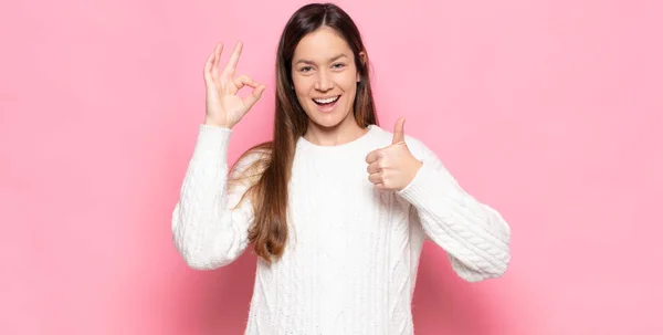 Ung Vacker Kvinna Känner Sig Glad Förvånad Nöjd Och Förvånad — Stockfoto