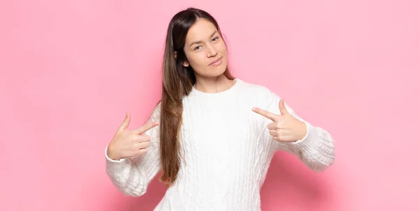 Jonge Mooie Vrouw Zoek Trots Arrogant Gelukkig Verrast Tevreden Wijzend — Stockfoto