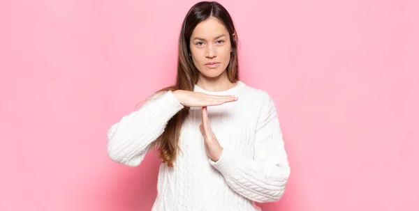 Junge Hübsche Frau Die Ernst Streng Wütend Und Unzufrieden Aussieht — Stockfoto