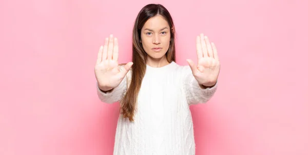 Joven Bonita Mujer Buscando Seria Infeliz Enojado Disgustado Prohibiendo Entrada — Foto de Stock