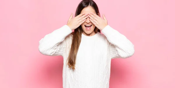 Jovem Mulher Bonita Sorrindo Sentindo Feliz Cobrindo Olhos Com Duas — Fotografia de Stock