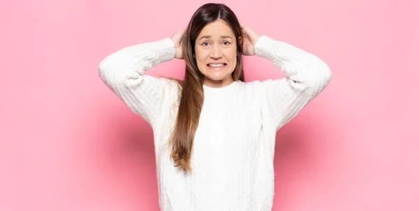 Giovane Bella Donna Sensazione Stress Preoccupato Ansioso Spaventato Con Mani — Foto Stock