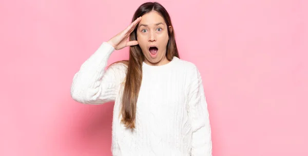 Joven Bonita Mujer Buscando Feliz Asombrado Sorprendido Sonriendo Dándose Cuenta — Foto de Stock