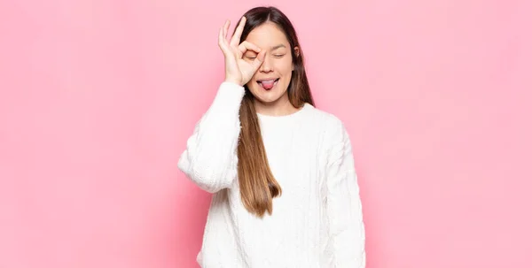 Joven Bonita Mujer Sonriendo Felizmente Con Cara Divertida Bromeando Mirando — Foto de Stock