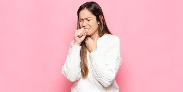 Fiatal Csinos Rosszul Érzi Magát Torokfájás Influenza Tünetei Köhögés Szájjal — Stock Fotó