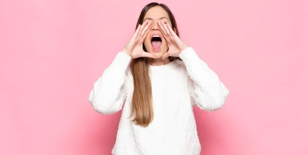 Joven Bonita Mujer Sintiéndose Feliz Emocionado Positivo Dando Gran Grito —  Fotos de Stock