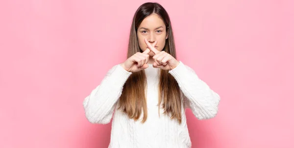 Junge Hübsche Frau Schaut Ernst Und Unzufrieden Mit Beiden Fingern — Stockfoto