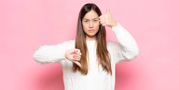 Giovane Bella Donna Sente Confuso Incerto Insicuro Ponderando Bene Male — Foto Stock