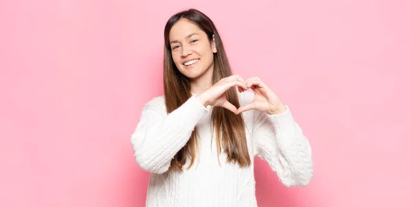 Joven Bonita Mujer Sonriendo Sintiéndose Feliz Lindo Romántico Enamorado Haciendo — Foto de Stock