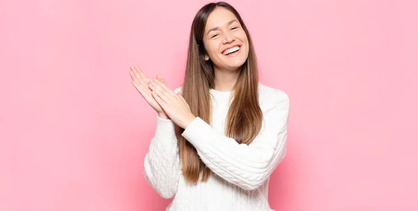 Ung Vacker Kvinna Känner Sig Glad Och Framgångsrik Ler Och — Stockfoto