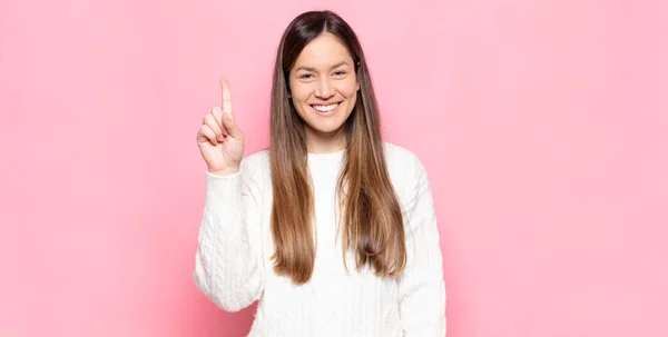 Ung Vacker Kvinna Ler Och Ser Vänlig Visar Nummer Ett — Stockfoto