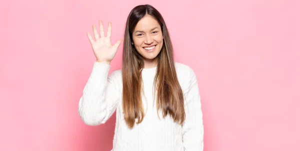 Joven Bonita Mujer Sonriendo Buscando Amigable Mostrando Número Cinco Quinto —  Fotos de Stock