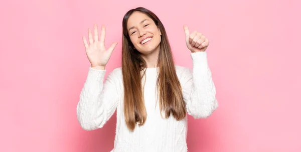 Giovane Bella Donna Sorridente Dall Aspetto Amichevole Mostrando Numero Sei — Foto Stock