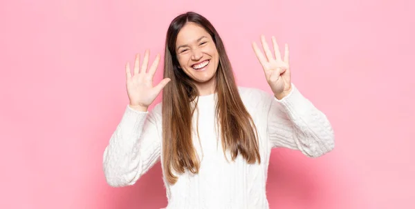 Ung Vacker Kvinna Ler Och Ser Vänlig Visar Nummer Nio — Stockfoto