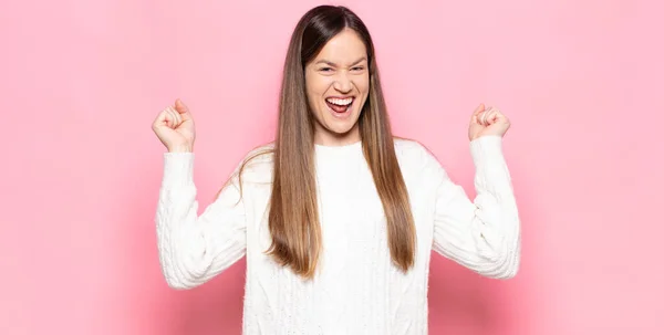 Junge Hübsche Frau Sieht Extrem Glücklich Und Überrascht Aus Feiert — Stockfoto