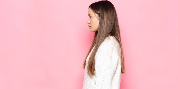 Jovem Mulher Bonita Visão Perfil Olhando Para Copiar Espaço Frente — Fotografia de Stock